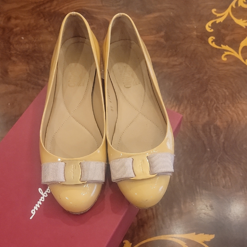 Salvatore Ferragamo varina flats sz 7